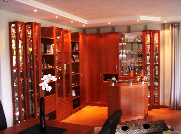 Wohnzimmerschrank in rötlichem Braun 