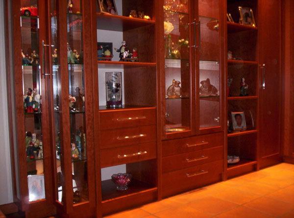 Wohnzimmerschrank in rötlichem Braun 
