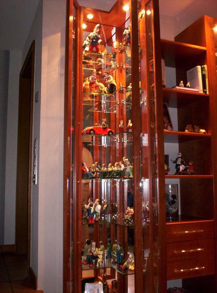 Wohnzimmerschrank in rötlichem Braun mit Vitrine mit Figuren 