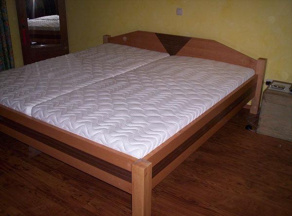 Holz-Doppelbett in zwei Brauntönen