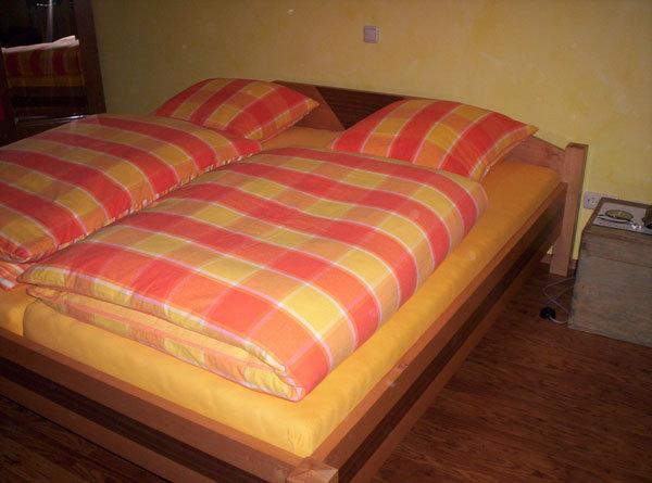Holz-Doppelbett in zwei Brauntönen
