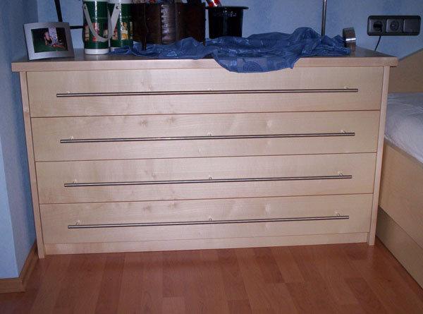 Holz-Kommode mit breiten Schubladen 