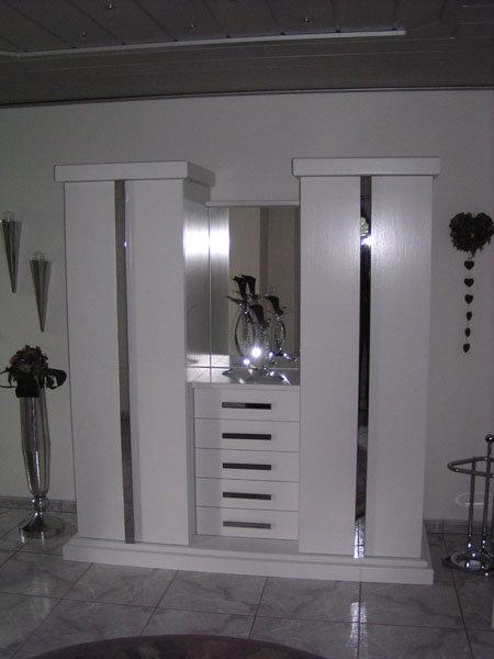 Garderobenschrank in weiß mit Spiegel 