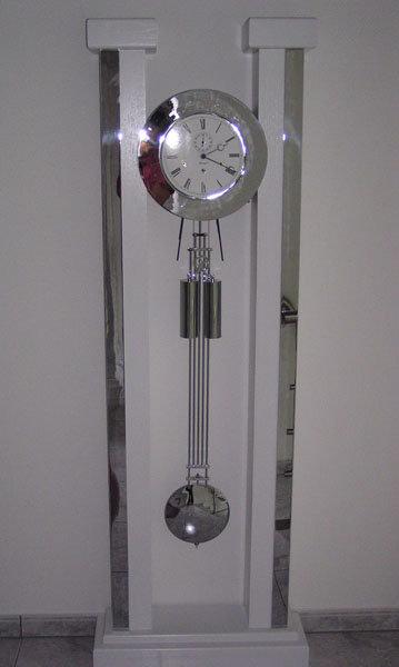 Standuhr weiß und silbern
