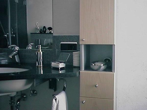 Badezimmer-Schrank in hellem Braun 