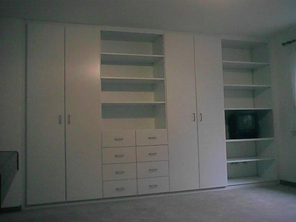 Kunststoff-Einbauschrank in weiß 
