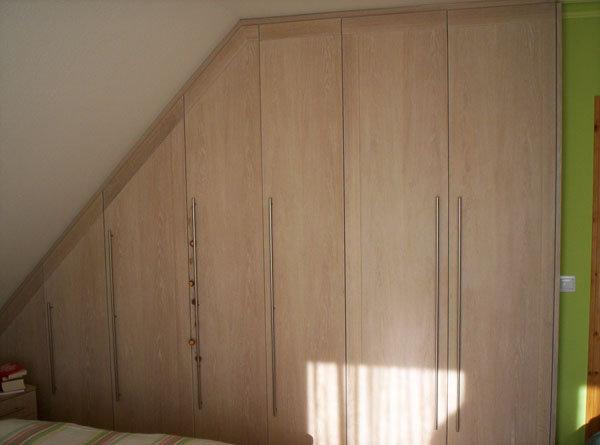 Abgeschrägter Schlafzimmerschrank aus Eiche 