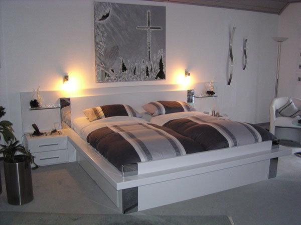 Doppelbett in weiß mit integriertem Nachttisch 