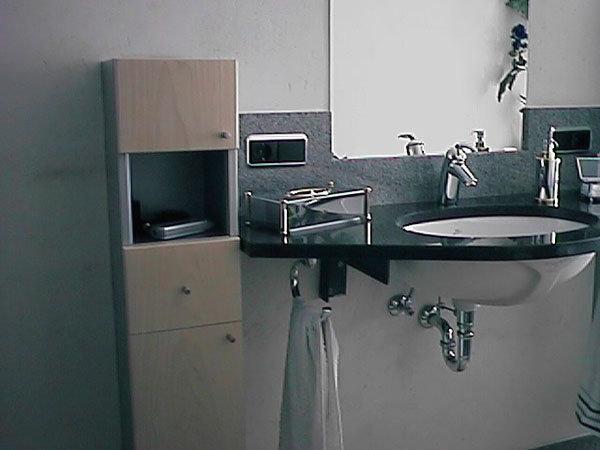 Badezimmer-Schrank in hellem Braun 
